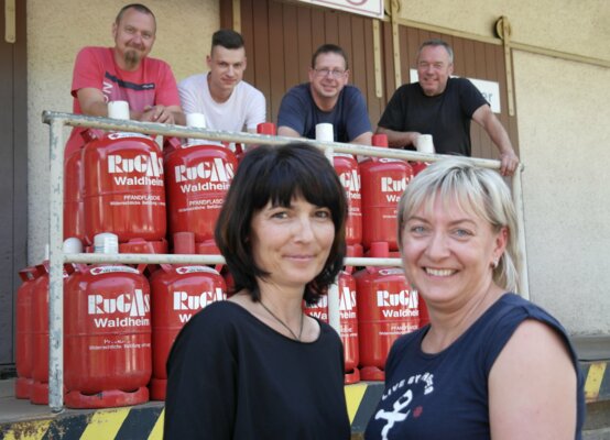 Das Team Rudolph Wärmetechnik: vorn: Sylvia Janasek (l.) und Annett Schulz, Rocco Lehmann, Ronny Reichelt, Steven Taubert und Falk Gühne (oben, v. l.). Foto: Marion Gründler